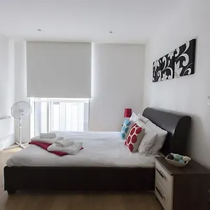 https://times-square-serviced-apartments-house-of-moli.cambridgehotelsuk.com